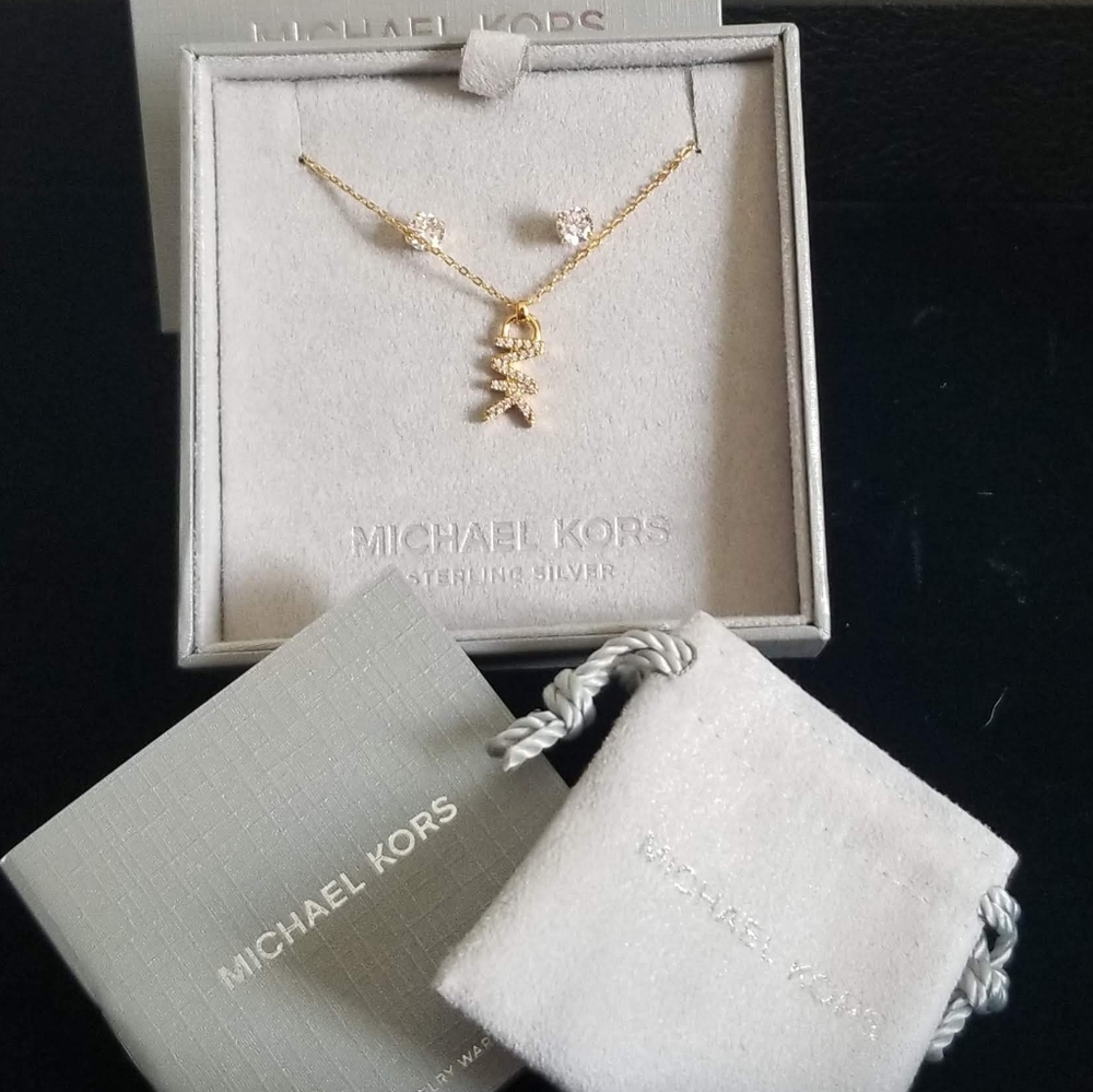 Michael kors gold tone necklace w/ pendant
